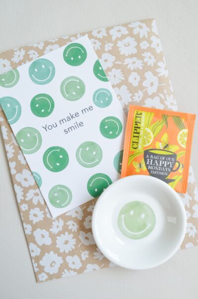 cadeausetje smiley met minischaaltje met smiley, smiley kaart 'you make me smile' en happy monday thee